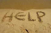 napis na plaży pomoc